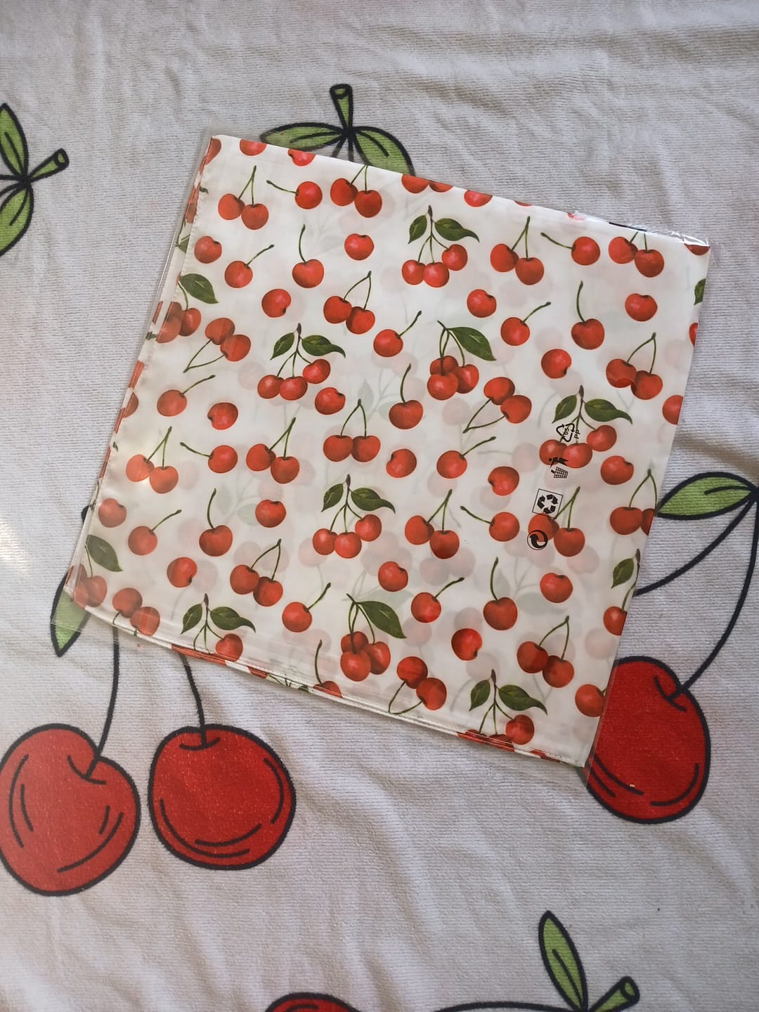 Foulard Satiné Dolce Vita – Motif Cerises ou coquillages ou plumes