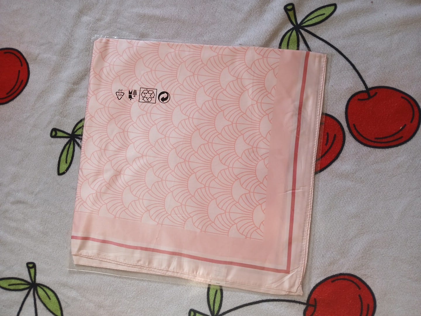 Foulard Satiné Dolce Vita – Motif Seigaiha Japonais ou bleu style Hrms ou palmier de divers coloris