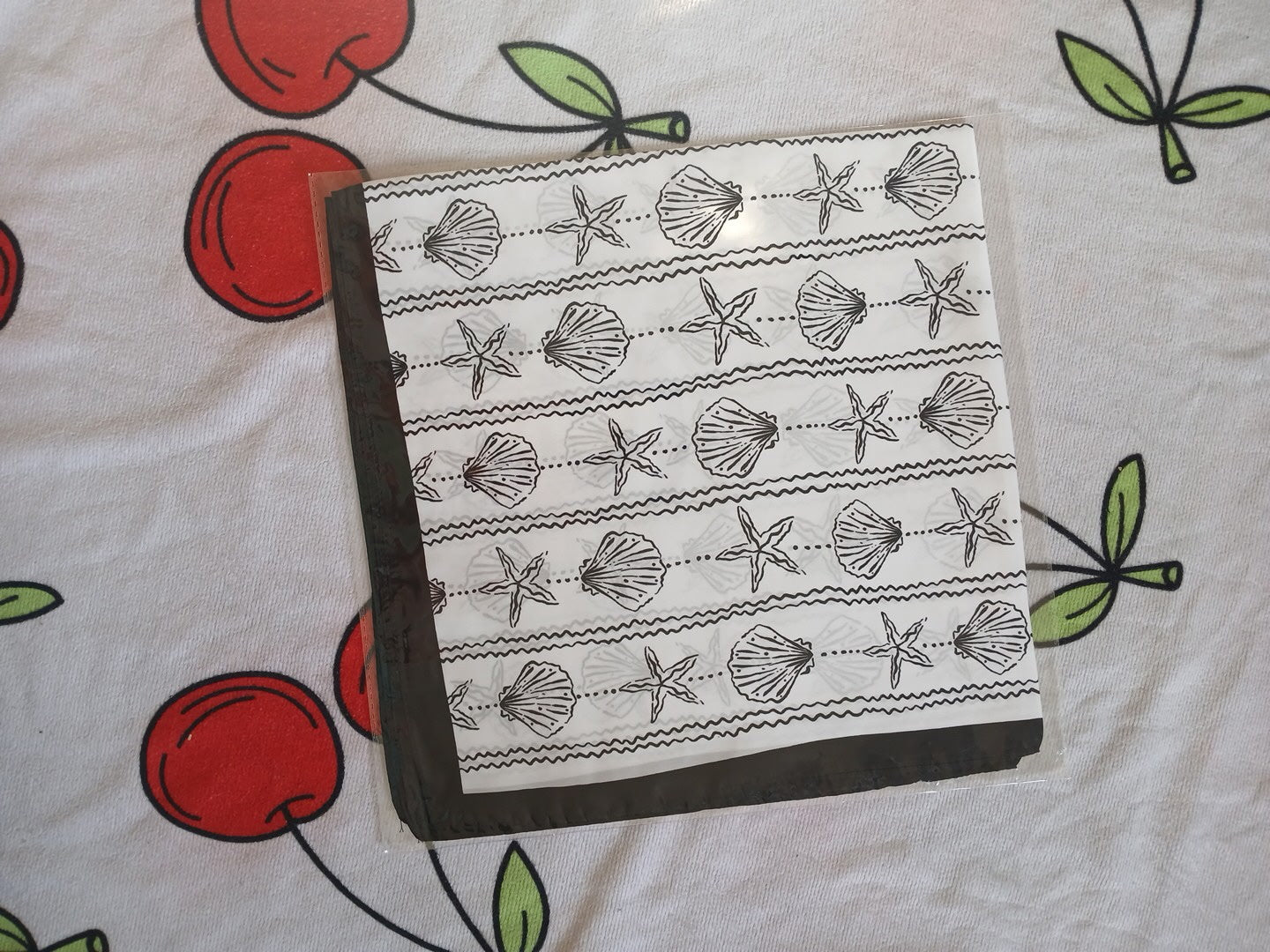 Foulard Satiné Dolce Vita – Motif Cerises ou coquillages ou plumes