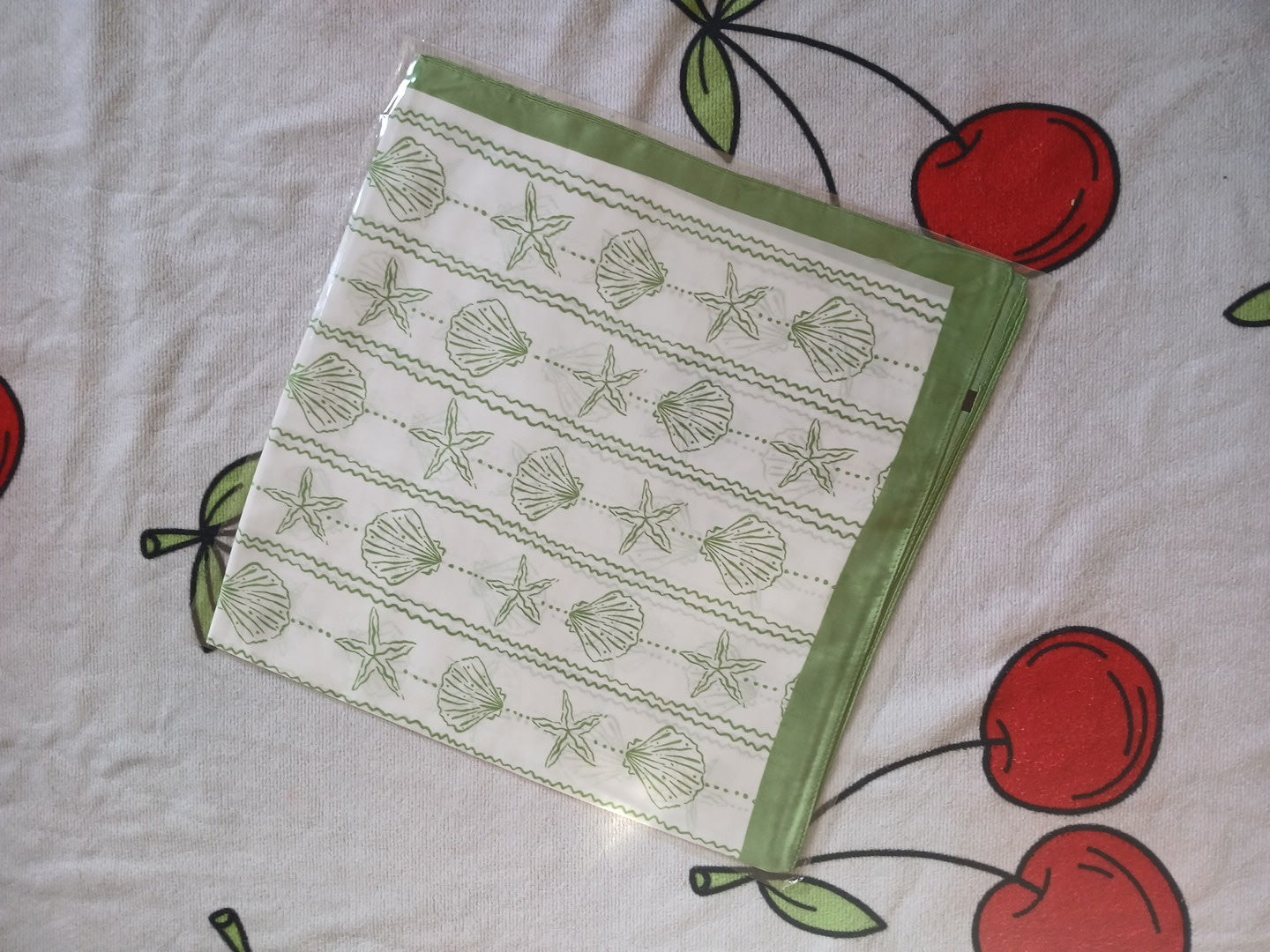 Foulard Satiné Dolce Vita – Motif Cerises ou coquillages ou plumes