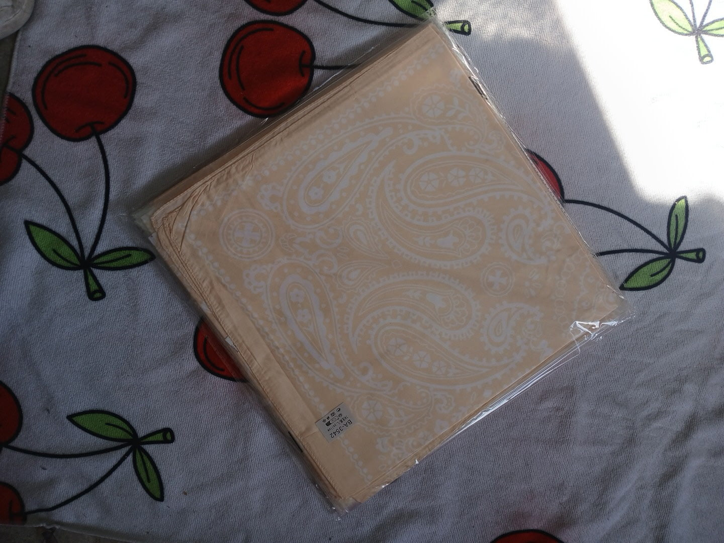 Foulard Satiné Dolce Vita – Motif Cerises ou coquillages ou plumes