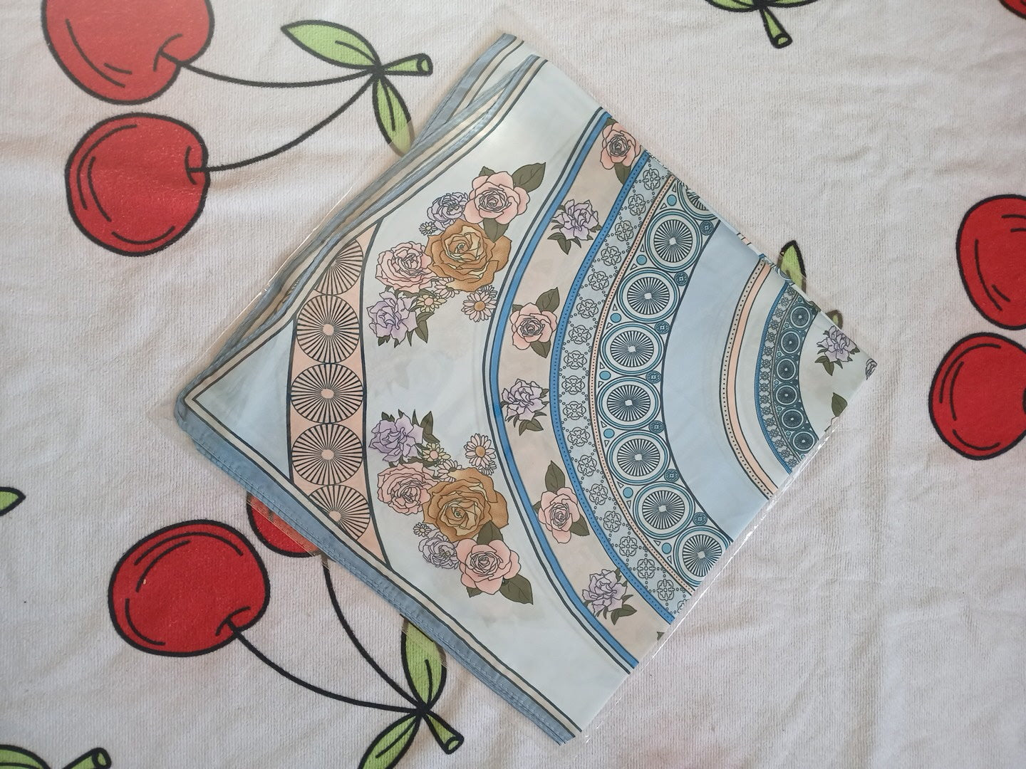 Foulard Satiné Dolce Vita – Motif Seigaiha Japonais ou bleu style Hrms ou palmier de divers coloris