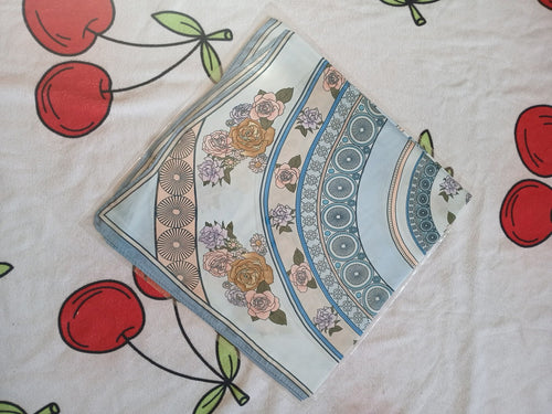 Foulard Satiné Dolce Vita – Motif Seigaiha Japonais ou bleu style Hrms ou palmier de divers coloris