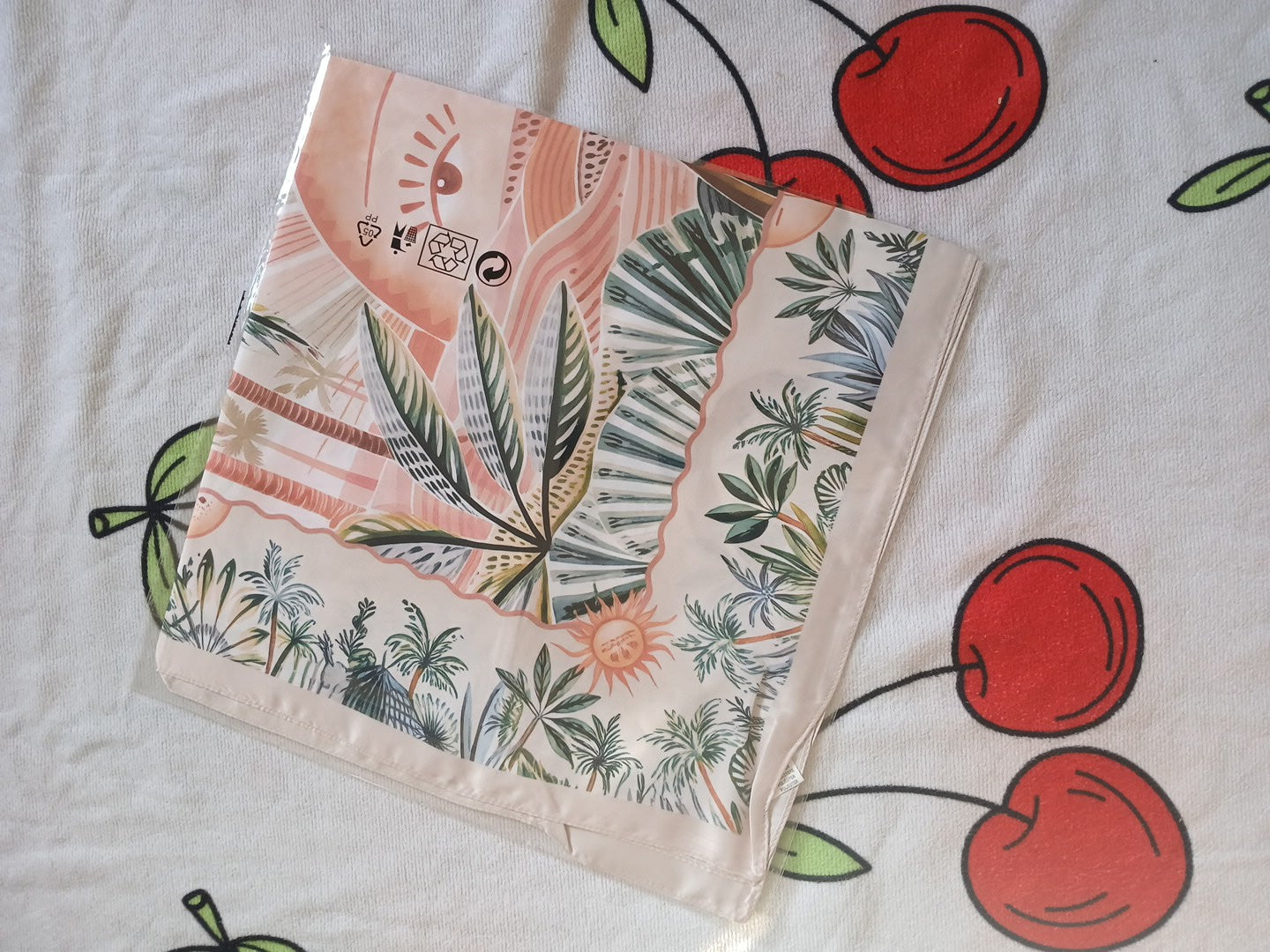 Foulard Satiné Dolce Vita – Motif Seigaiha Japonais ou bleu style Hrms ou palmier de divers coloris