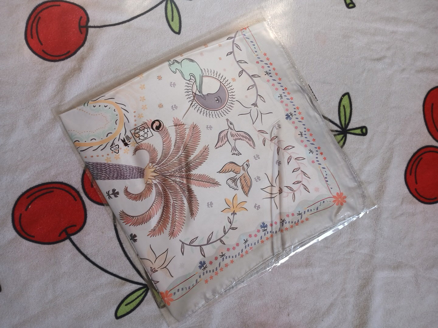 Foulard Satiné Dolce Vita – Motif Seigaiha Japonais ou bleu style Hrms ou palmier de divers coloris